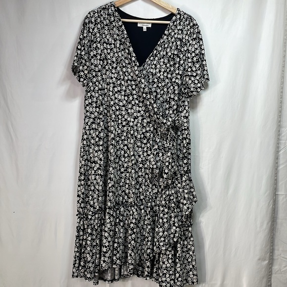 Signature by Robbie Bee Dresses & Skirts - 🧳 Signature by Robbie Bee black and white textural floral faux wrap dress